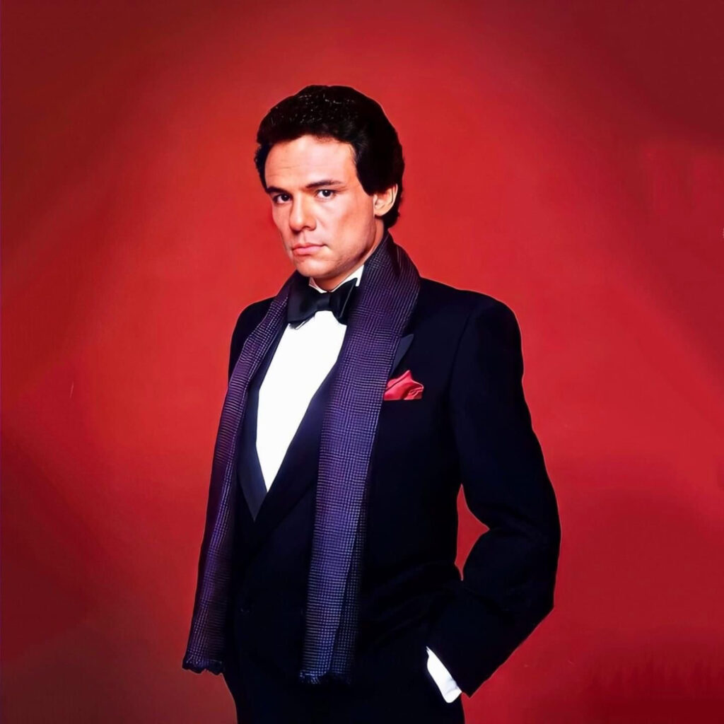 Retrato de José José usando traje negro.