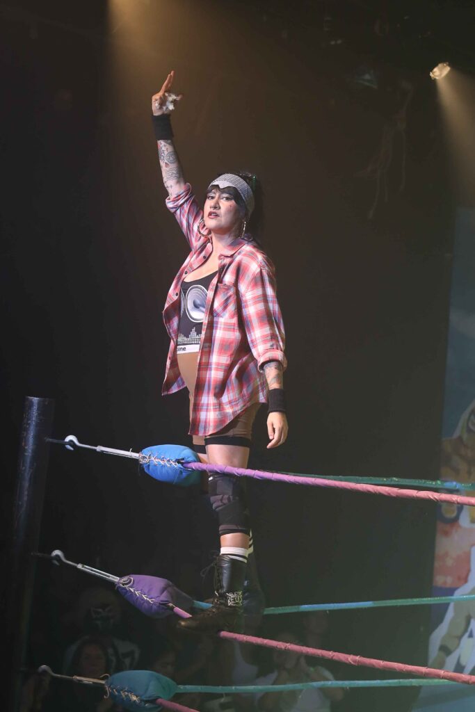 Artista de improvisación teatral arriba del ring.