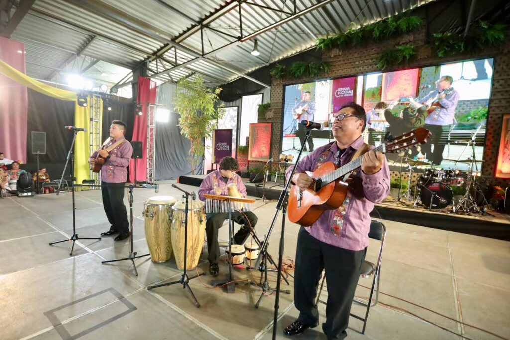 Grupo de música tocando en la Semana Yucatán en México.