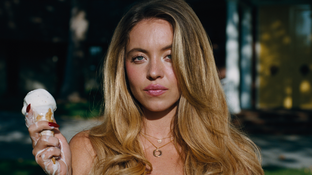 Sydney Sweeney como Cassie.