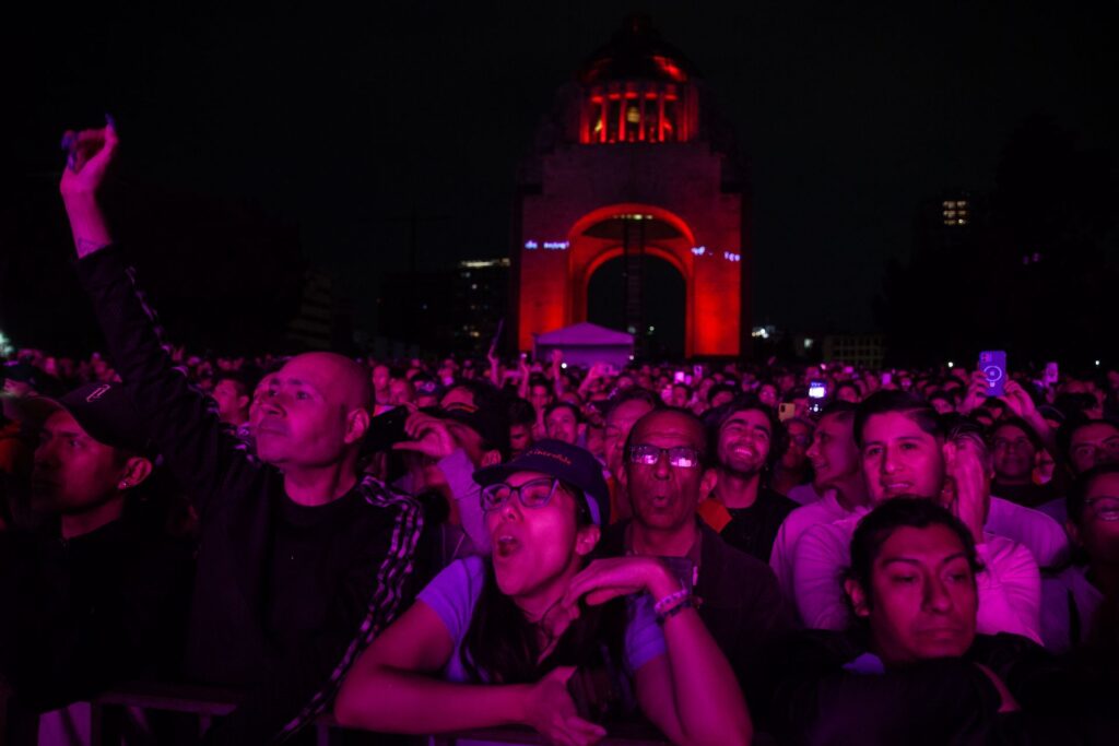Concierto de rock en el Monumento a la Revolución