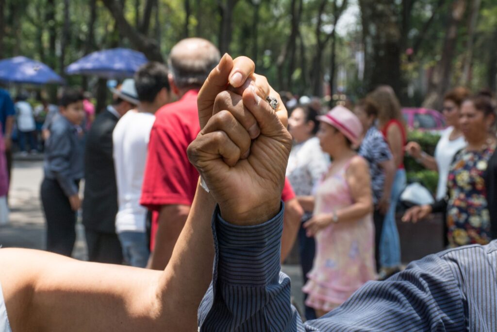 No pierdas la oportunidad de pasar una tarde llena de ritmo y música en espacios de baile gratis en CDMX. 
