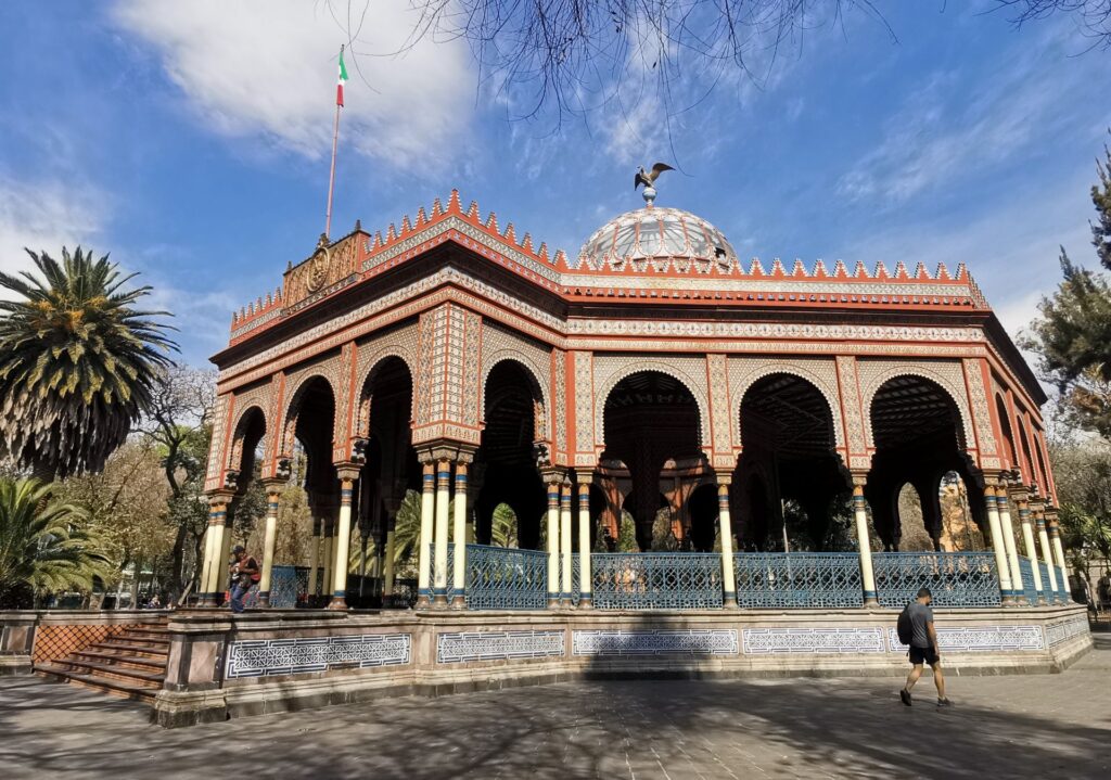 A un costado del Kiosko Morisco se encuentra uno de los mejores lugares para bailar los fines de semana.