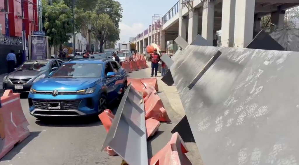 Viga de paseo elevado golpea auto en calzada Tlalpan