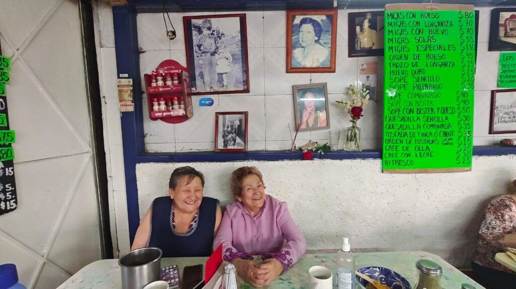 Doña María del Carmen y Doña Lupita de Migas Mary.