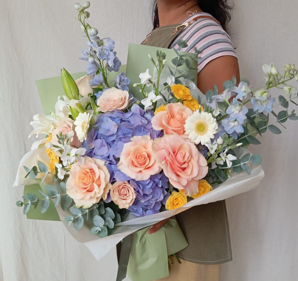 La hidratación en flores es importante para que permanezcan frescas. 