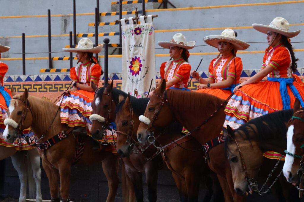 La destreza de las escaramuzas y los equipos charros vestirá de fiesta el lienzo durante esta temporada de aniversario.