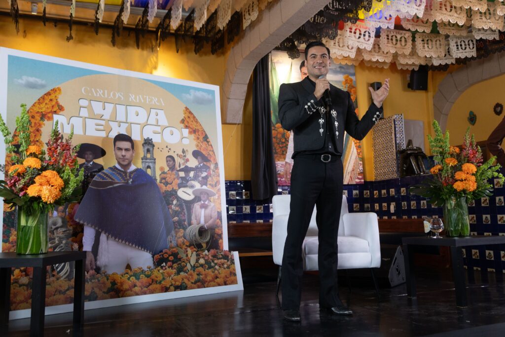 Carlos Rivera presentando su disco Vida México.