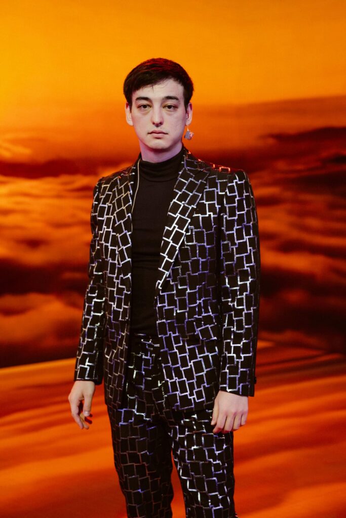 joji usando un traje plateado