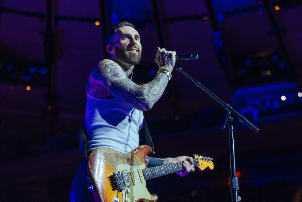 Adam Levin cantando en el escenario.