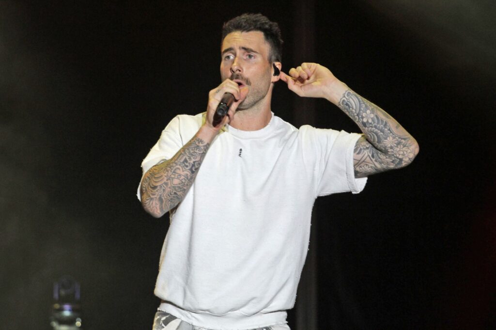 Adam Levin cantando en el Estadio Akron.