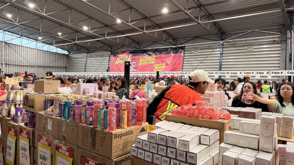productos en caja del mega outlet de belleza.