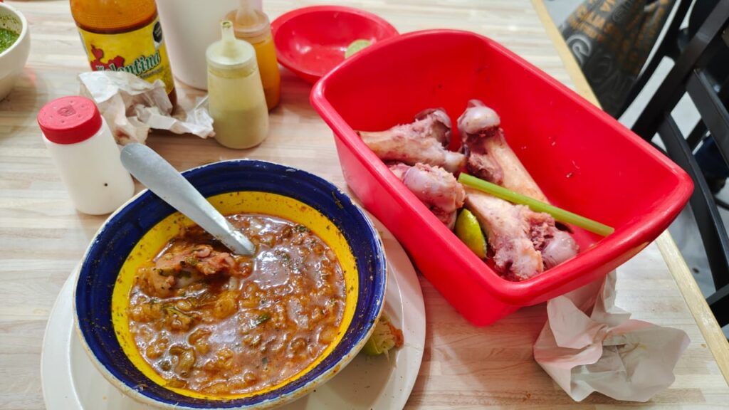 plato de barro con caldo de migas y huesos