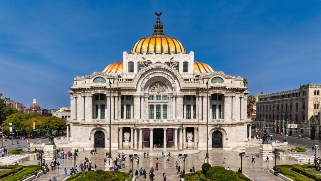 El Palacio de Bellas Artes es el mejor lugar para intercambiar estampas.