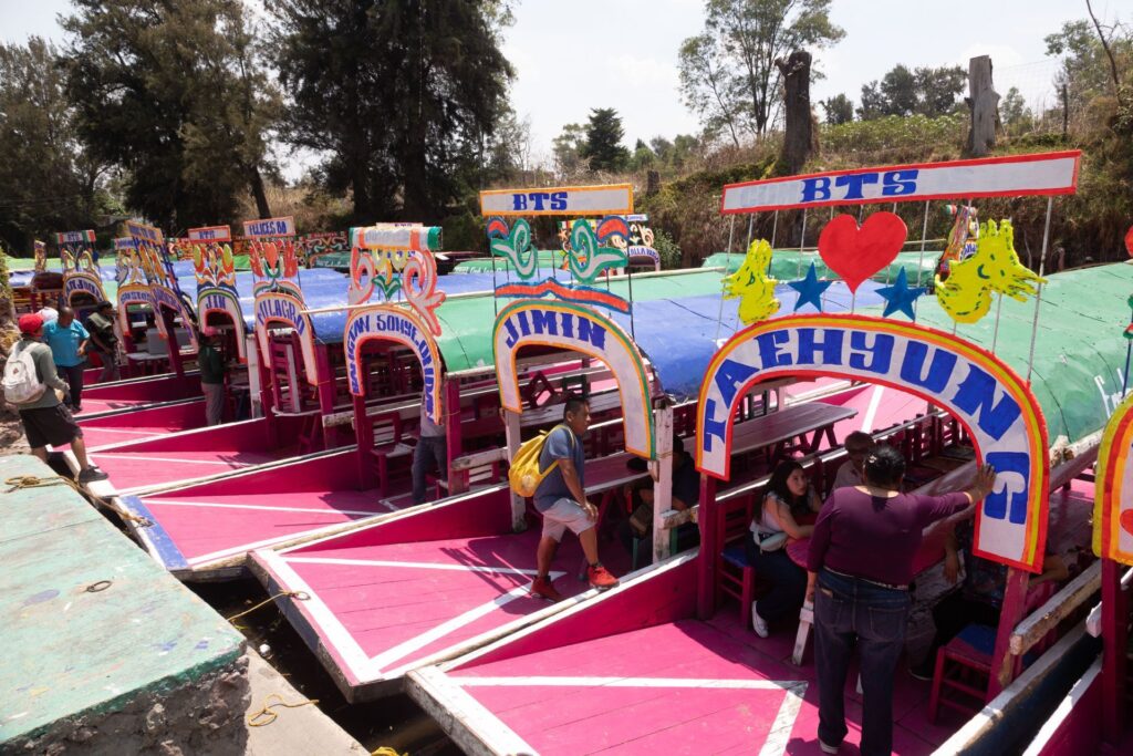 Aún se puede disfrutar de las trajineras de Xochimilco por la tarde y siguiendo las normas para una sana convivencia. 
