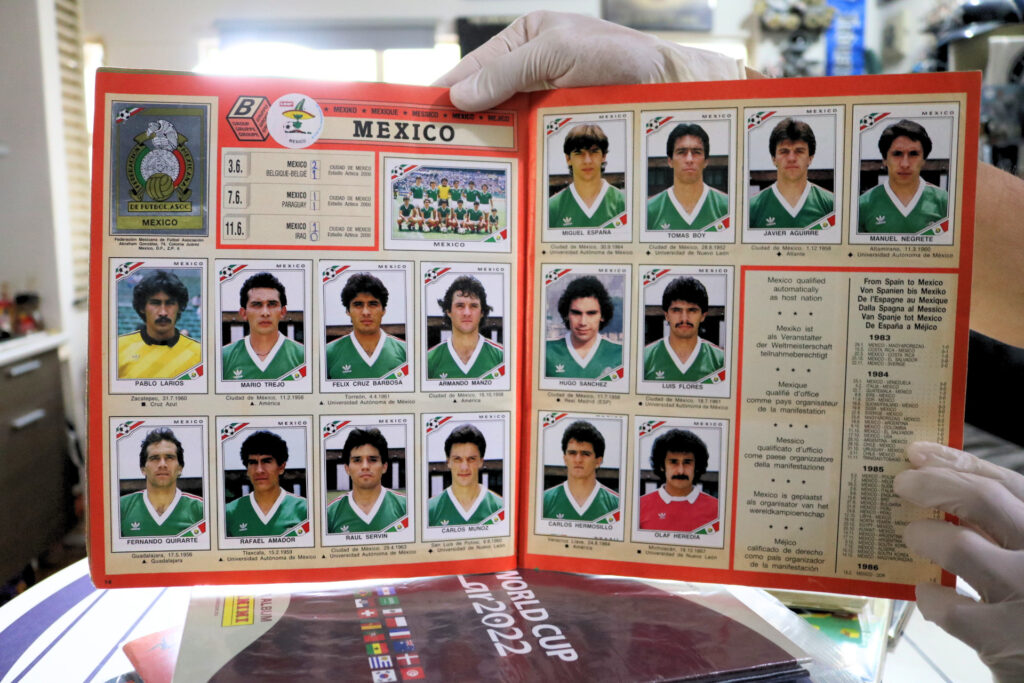 Un repaso por las páginas de México 86 revela cromos emblemáticos como el de Javier Aguirre o el capitán Tomás Boy.