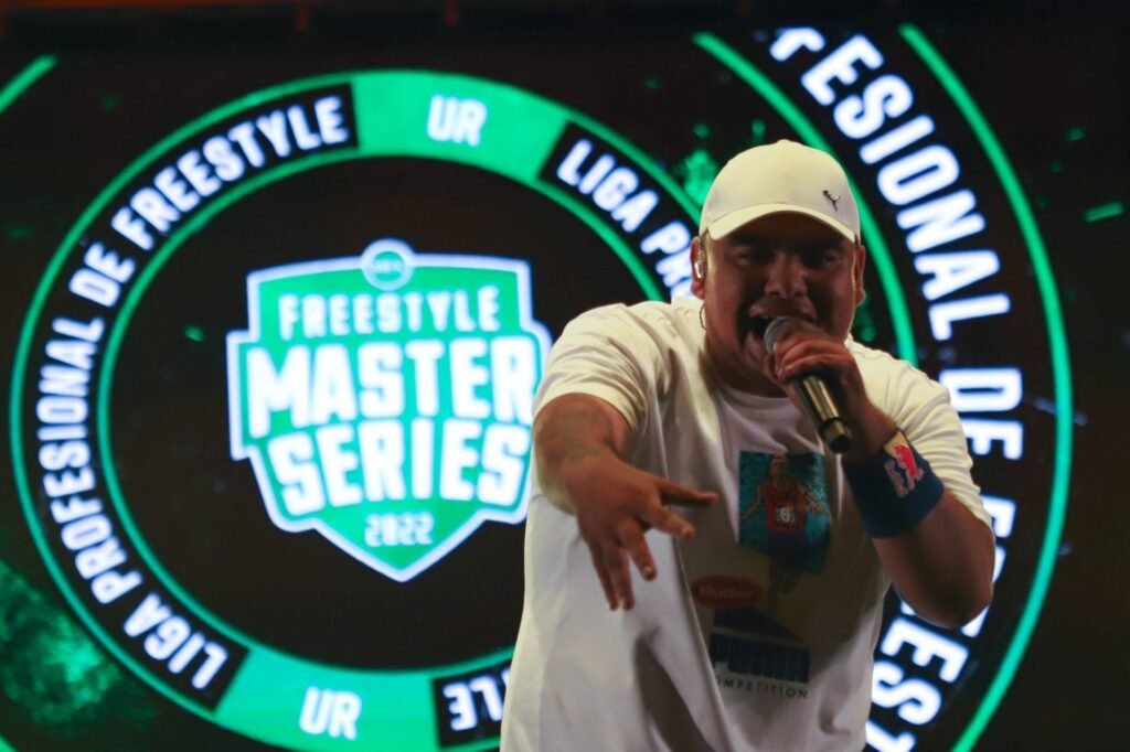 El multicampeón del freestyle, Aczino, encabeza las rimas y el talento urbano que se apoderará del escenario.