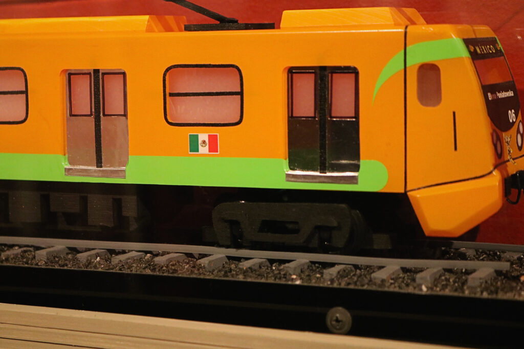 Una réplica a escala del vagón número 6 de la Línea 12 del Metro, el cual lleva el nombre de la escritora en homenaje a su arraigo y cercanía con la cotidianidad urbana.