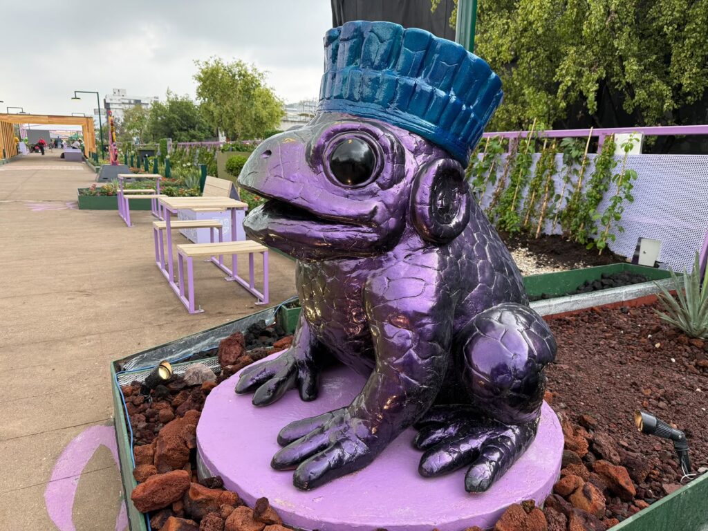 La escultura de la Rana de Tlalpan adorna una de las zonas temáticas del parque elevado que conecta Pino Suárez con Chabacano.