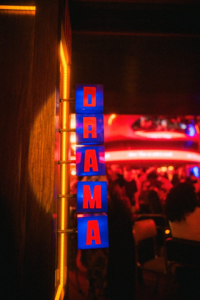 letrero de Drama dentro de Café Drama.