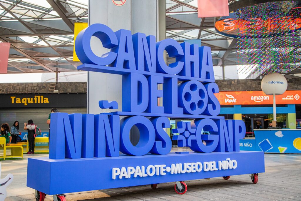 Letrero de Cancha de los niños gnp a la entrada de paplote museo del niño