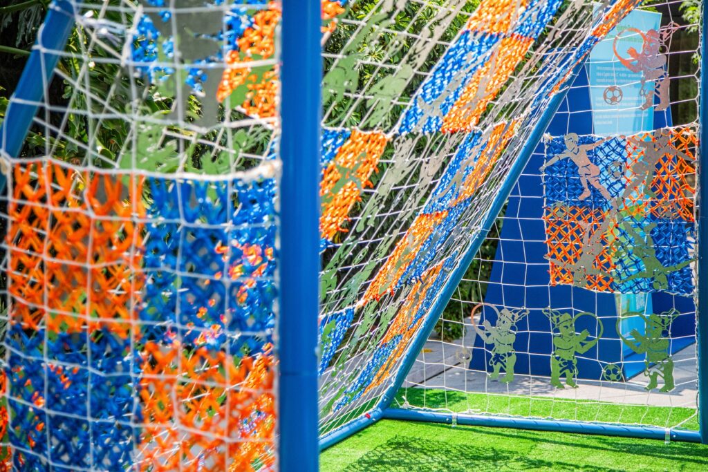 cancha tejida de la artista Bertsabeé Romero