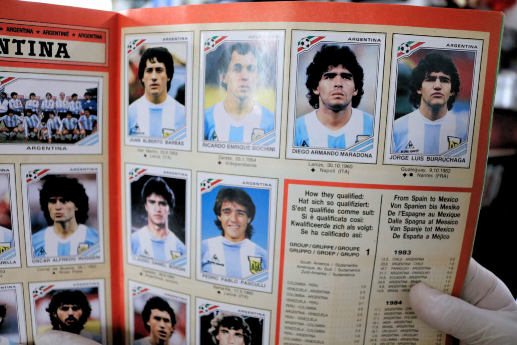 Una de las joyas de la colección: la página de Argentina de 1986 con el cromo impecable de Diego Armando Maradona.