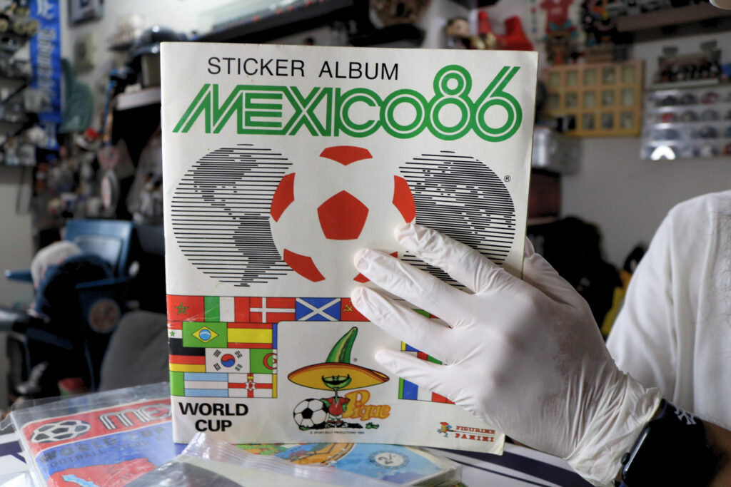 Izrael Bretón manipula con guantes el mítico álbum de México 1986, conservando la portada en perfecto estado.