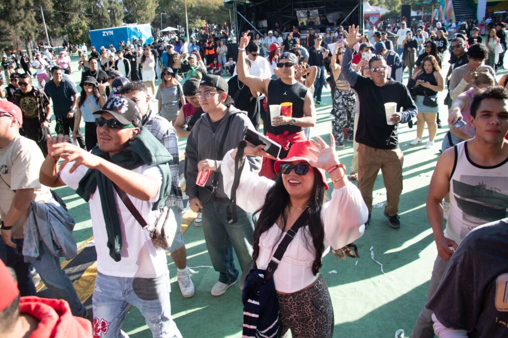 gente bailando en festival de música