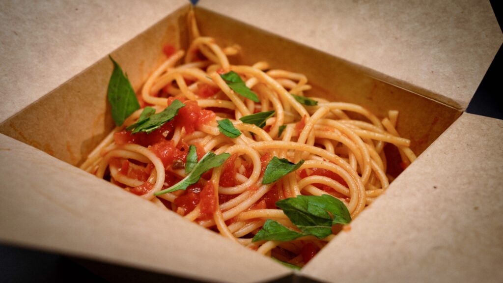 Tip Pastas By Chido: puedes hacer hasta 100 combinaciones diferentes con sus cinco salsas, cuatro proteínas y dos toppings.