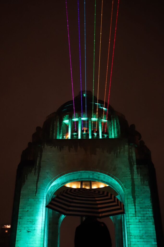 Instalación lumínica por el Pride 2026 en CDMx.