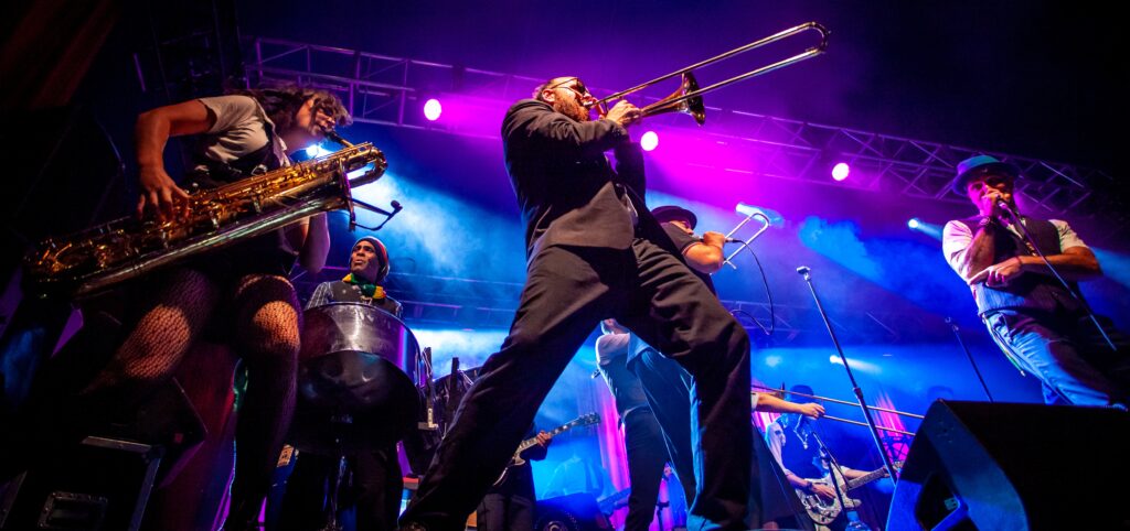 Lánzate a este festival de ska que mezcla la buena música, futbol y lucha libre. 