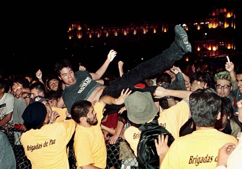 Miles de personas presenciaron el concierto de Manu Chao, exvocalista del grupo mano negra, en la explanada del Zócalo de la CDMX en 2006. 