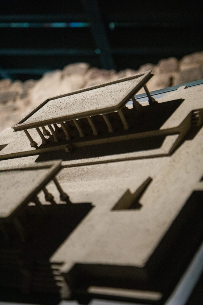 Esta maqueta muestra la forma que tenía la cancha de juego de pelota de Tenochtitlán