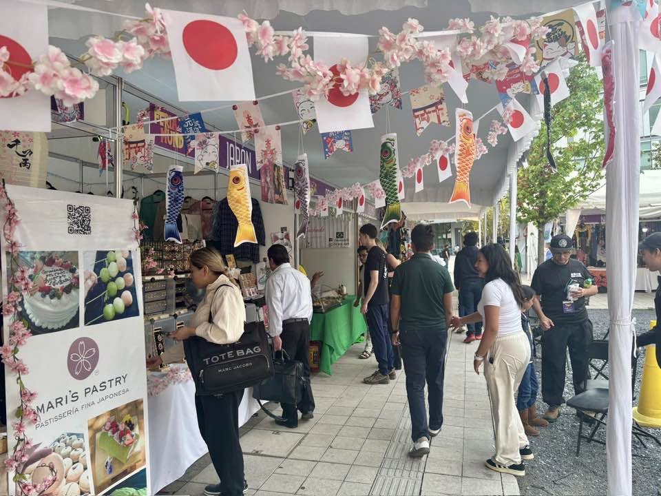 Los pasillos del festival contarán con puestos dedicados a la gastronomía internacional y repostería típica de diversas naciones.