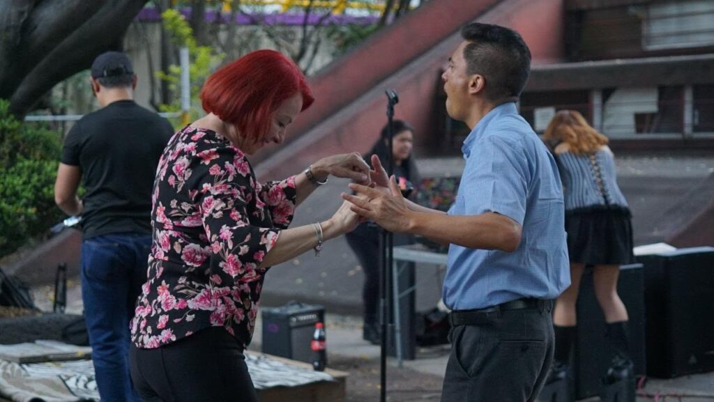 pareja bailando en el espacio público