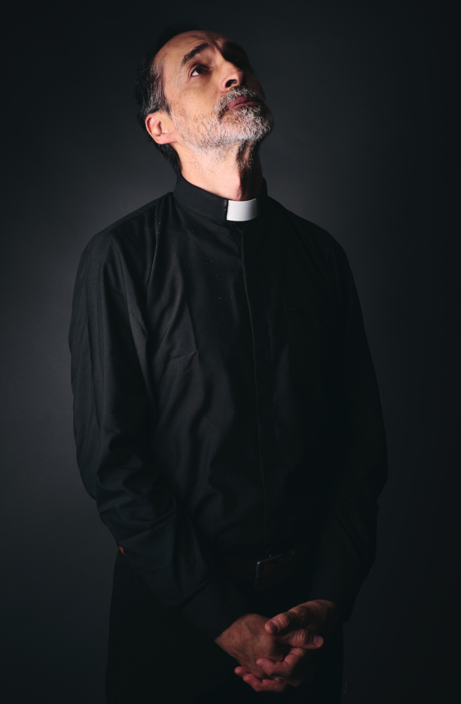 Bruno Bichir interpreta al Padre Michael Banks en el drama ético Réquiem.