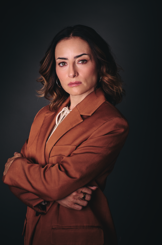Marimar Vega interpreta a Emma Solís, una implacable fiscal en la obra Réquiem.