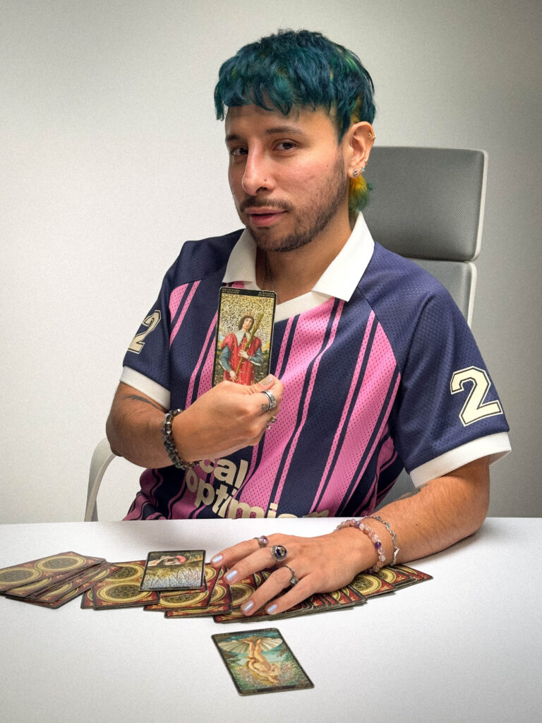 Mika Vidente con cartas del Tarot