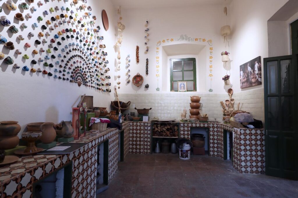cocina tradicional mexicana con utensilios antiguos