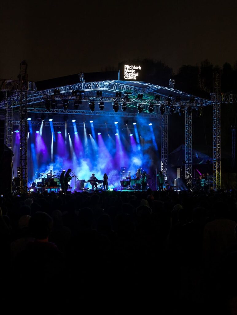escenario de noche del Pitchfork Music Festival CDMX