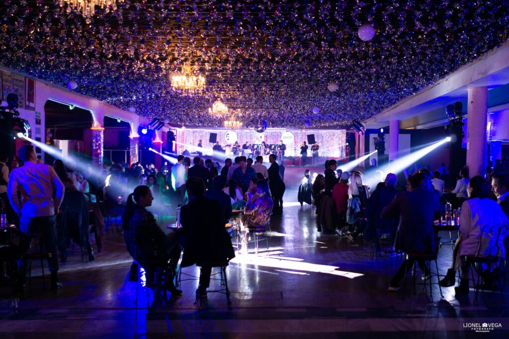 escenario con personas bailando