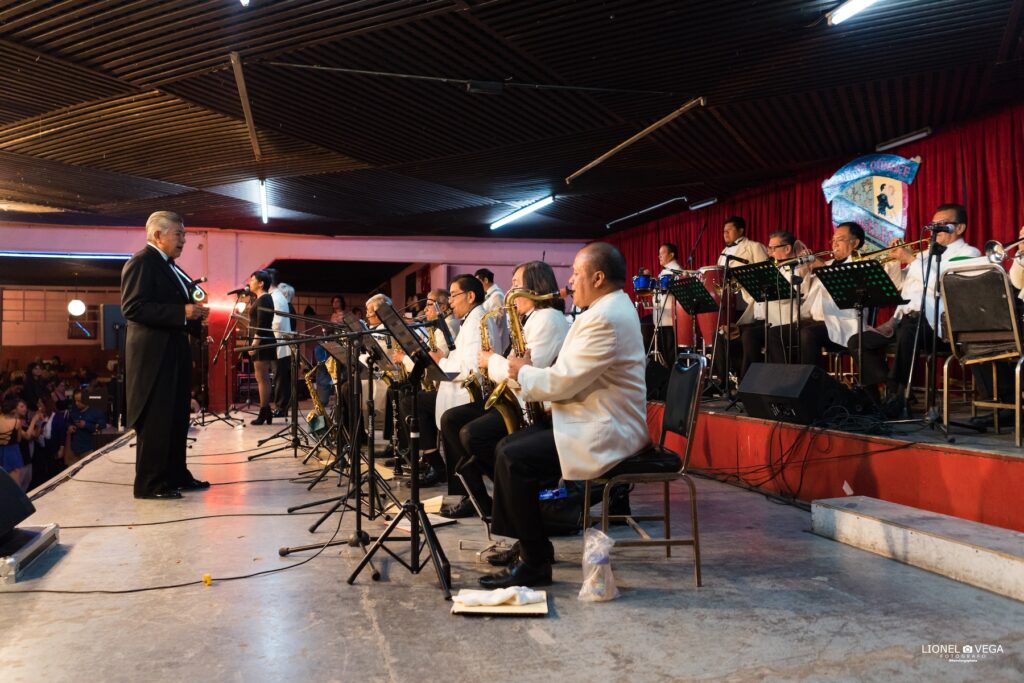 orquesta tocando en el escenario