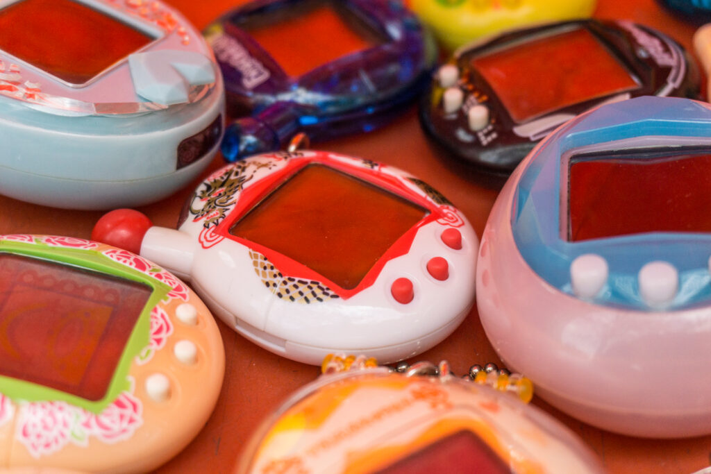 Revive la época de los pantalones a la cadera y los Tamagotchis.