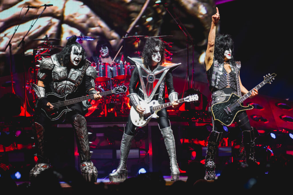 KISS inmortalizó éxitos del glam rock y su legado sigue más vivo que nunca.
