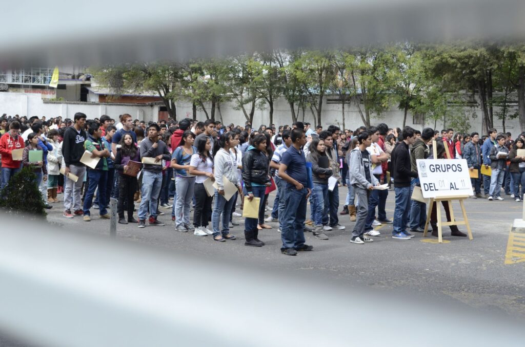 Jóvenes esperan para hacer examen del Concurso de Selección de Ingreso