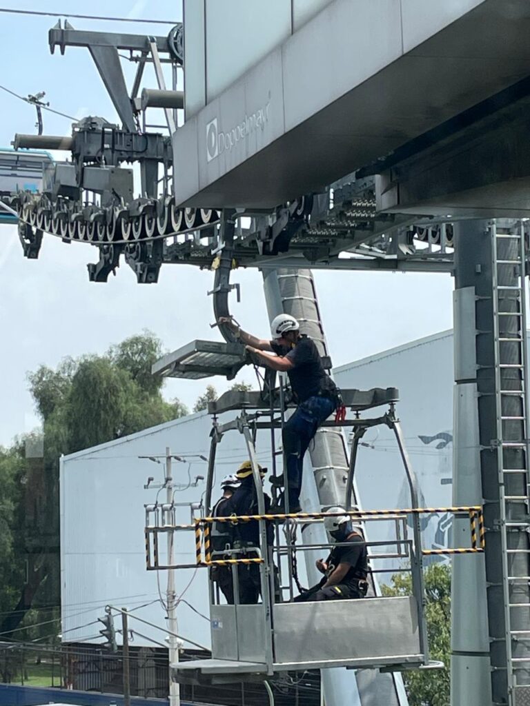 Trabajadores dan mantenimiento al Cablebús
