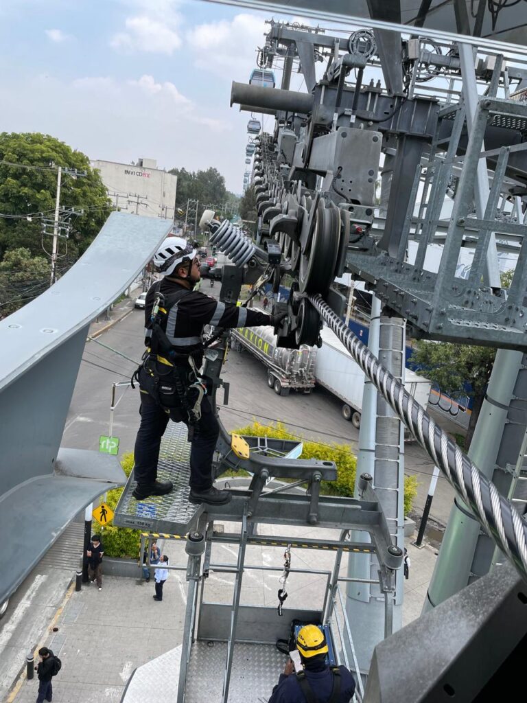 Trabajadores que suben a las torres del Cablebús
