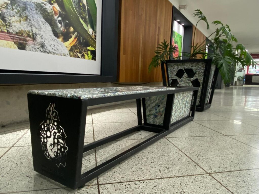 Muebles de CDMX hechos con basura del Mundial
