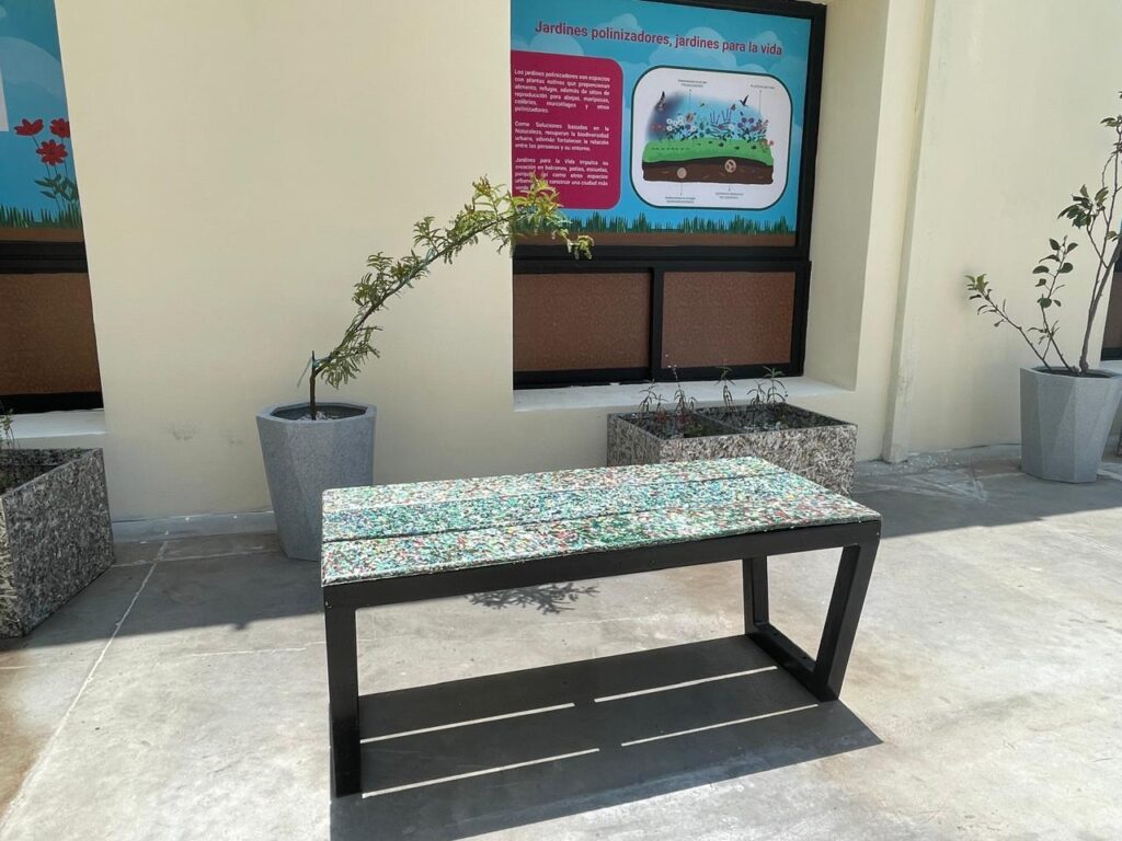 Muebles hechos con basura del Mundial en CDMX